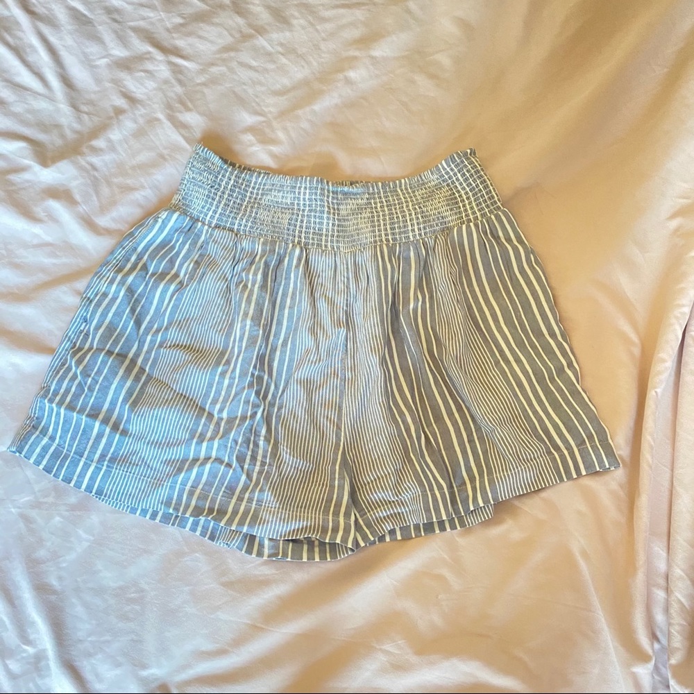 American Eagle High Waisted flowy shorts